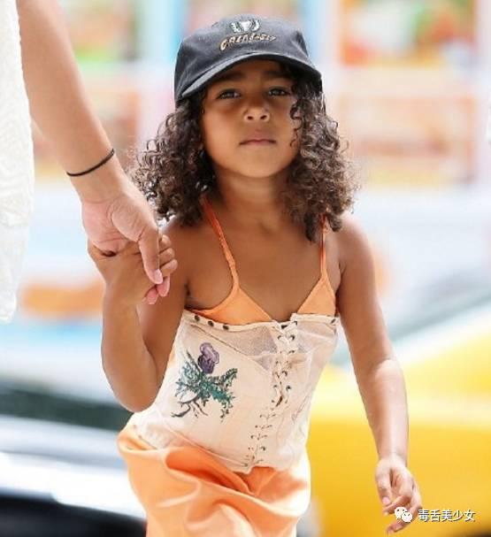 国产卡戴珊清晨一炮,引发网友热议